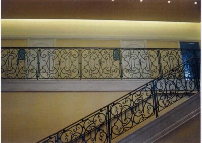 Balaustra e scala in ferro battuto con corrimano in ottone presso Hotel in Giappone