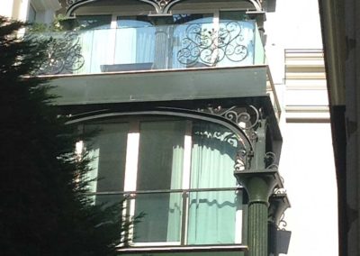 Parapetti in vetro, decori in ferro battuto in stile Liberty e colonne in ghisa in Palazzo La Lestra a Montecarlo