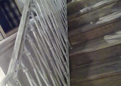 Scale in ferro battuto con motivi verticali in negozio Replay a Londra