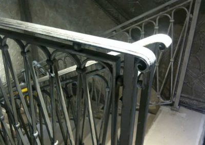 Scale in ferro battuto con motivi verticali in negozio Replay a Londra