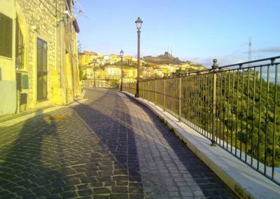 Ringhiera in ferro battuto con elementi verticali sul belvedere di Sezze, provincia di Latina