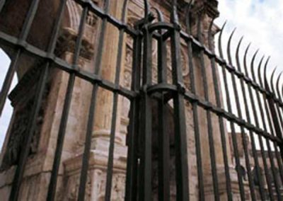 Recinzioni in ferro battuto dell'Arco di Costantino in Roma
