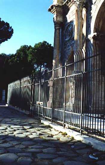Recinzioni in ferro battuto dell'Arco di Costantino in Roma