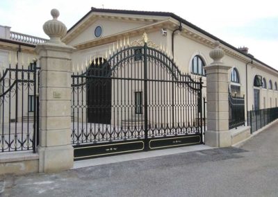 Cancello e recinzioni in ferro battuto con decorazioni in oro della villa e Cantine Dal Forno a Cellore d’Illasi