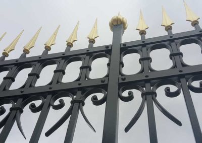 Particolare in oro della recinzione in ferro battuto della villa e Cantine Dal Forno a Cellore d’Illas