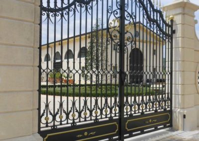 Cancello in ferro battuto con decorazioni in oro della villa e Cantine Dal Forno a Cellore d’Illasi