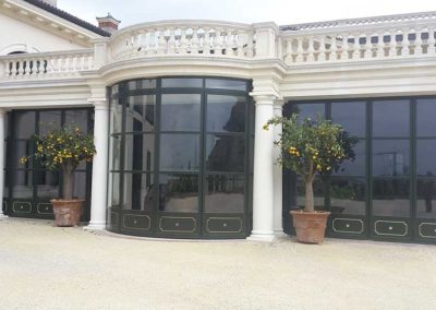 Serramenti in ferro battuto con decorazioni in oro della villa e Cantine Dal Forno a Cellore d’Illasi