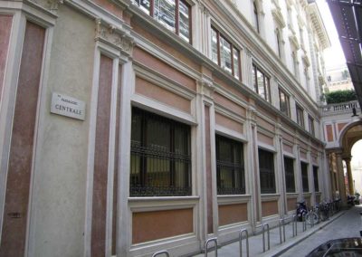 Inferriate in ferro battuto con motivi verticali e riccioli in palazzo Luxottica a Milano