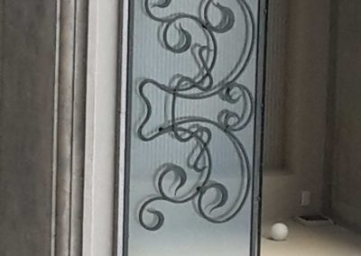 Parapetti in vetro con decoro in ferro battuto in stile Liberty color verde inglese in Residence Gemme di vetro ad Aqui Terme