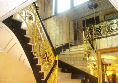 Scala in ferro battuto ricoperto con foglia oro 24 carati con motivi geometrici e curvilinei, fiori, foglie e riccioli in villa privata a Brema