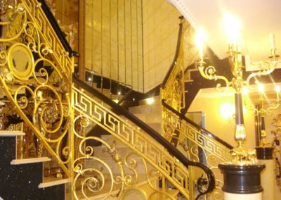 Parapetto in ferro battuto ricoperto con foglia oro 24 carati con motivi geometrici e curvilinei, fiori, foglie e riccioli in villa privata a Brema
