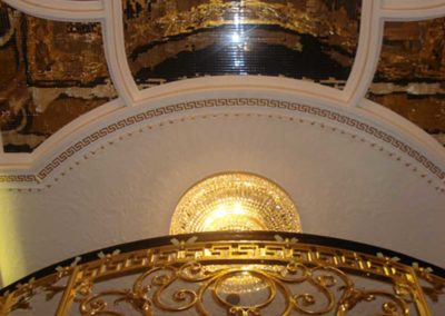 Parapetto in ferro battuto ricoperto con foglia oro 24 carati con motivi geometrici e curvilinei, fiori, foglie e riccioli in villa privata a Brema