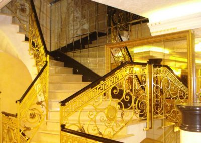 Scala in ferro battuto ricoperto con foglia oro 24 carati con motivi geometrici e curvilinei, fiori, foglie e riccioli in villa privata a Brema