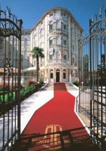 L'ingresso del Grande Albergo Ausonia & Hungaria al Lido di Venezia con i cancelli in ferro battuto di Fucina Artistica Boranga aperti